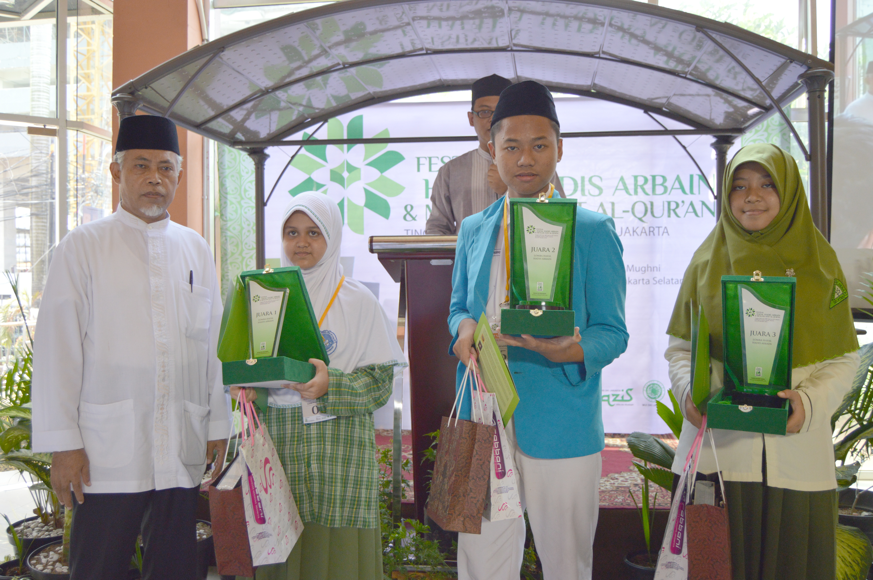 Para Juara Festival Hafal Hadis Arba’in dan Menulis Ayat Al Qur’an tingkat MTs dan SMP Islam se-DKI Jakarta