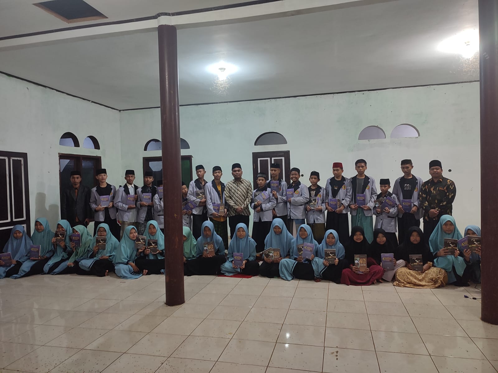 Tim PKH Salurkan Wakaf Buku ke Pesantren Darul Falah Subang