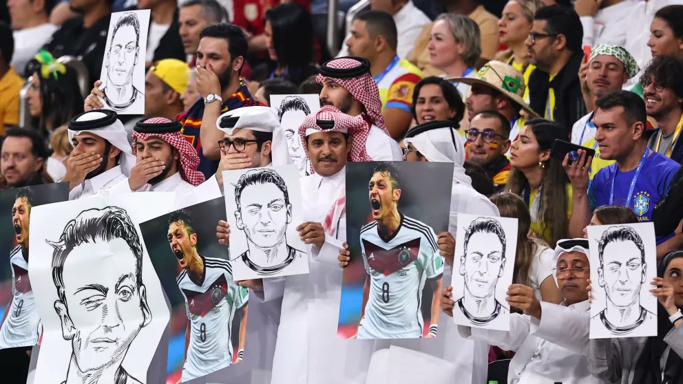 Genggam Foto Mesut Ozil, Fans Ingatkan Tim Jerman Soal Rasisme
