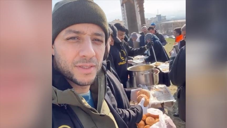 Maher Zain Bagikan Makanan untuk Korban Gempa di Turkiye